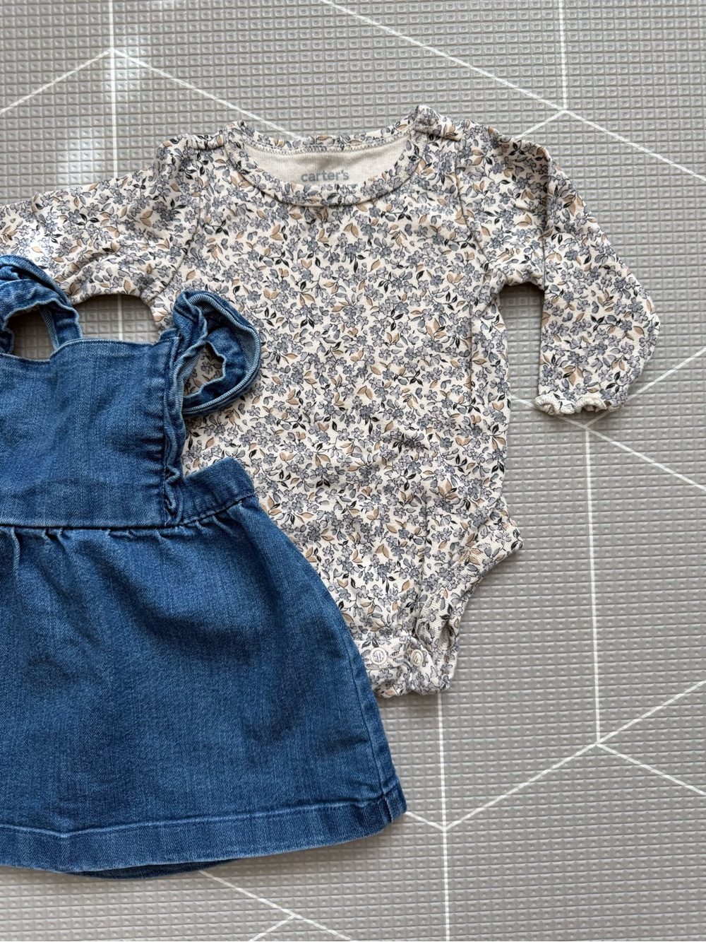 Carter's|Baby girl matching set-Denim Pinafore overalls w ditsy Floral onesie•••